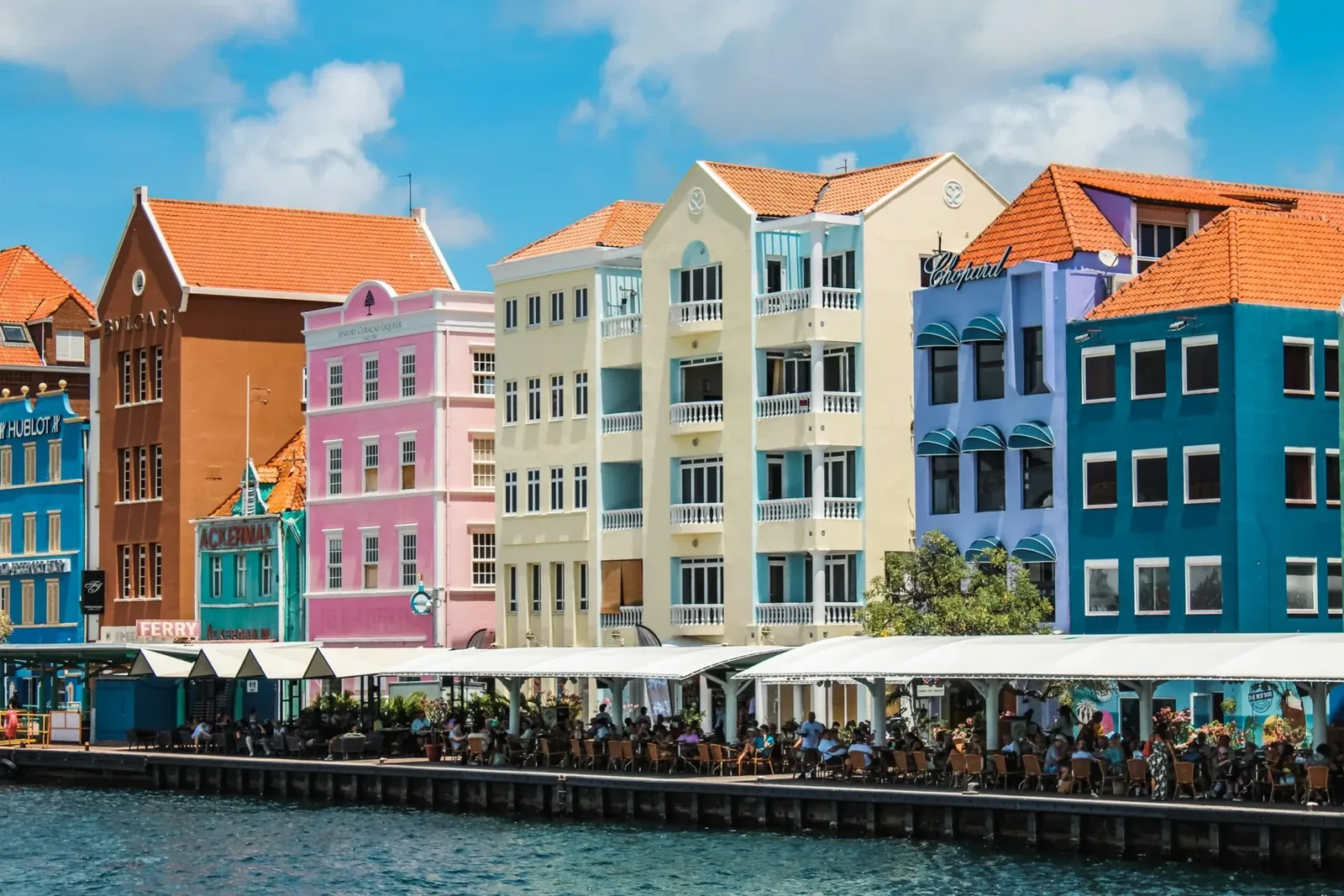 Bunte Häuser am Wasser in Willemstad, Curaçao